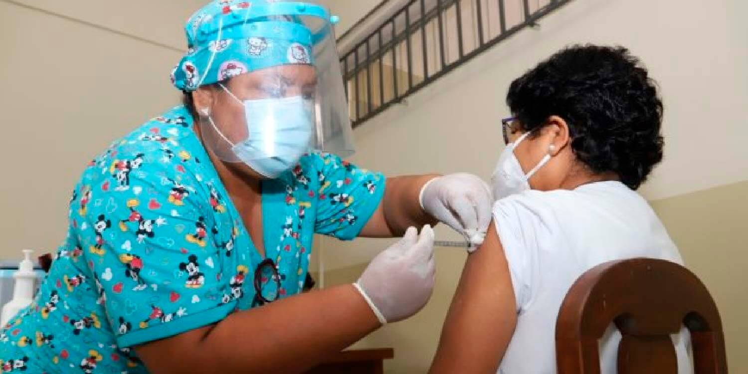  UPAO, centro de vacunación contra la COVID-19 - El Gobierno Regional también acepta el ofrecimiento de las dos ultracongeladoras orreguianas para el almacenamiento de las vacunas Pfizer.