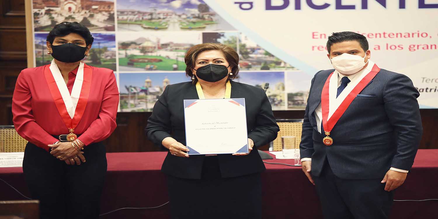 Congreso premia liderazgo y gestión académica de rectora orreguiana - Parlamento le confirió el reconocimiento Liberteños del Bicentenario a la Dra. Yolanda Peralta Chávez