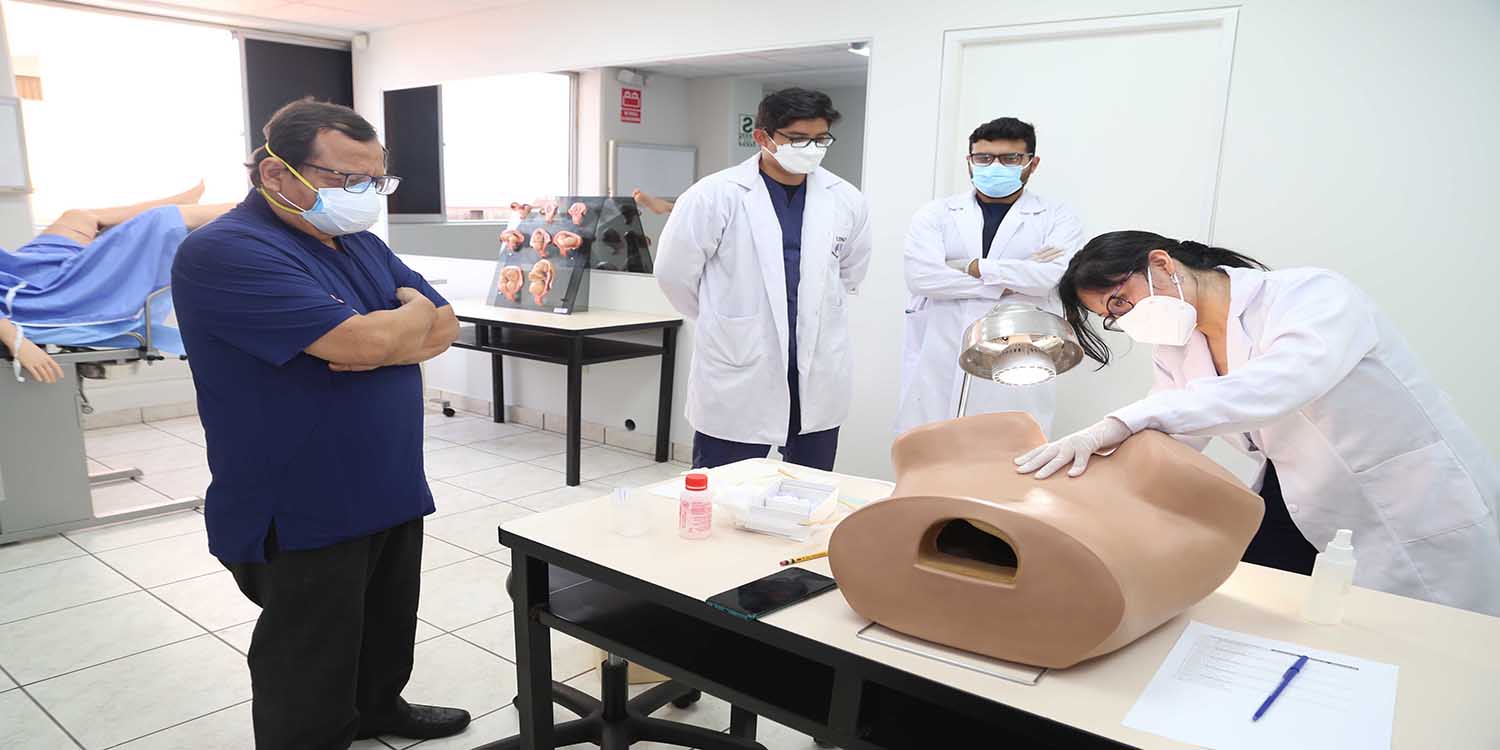 Medicina Humana fortalece competencias clínicas con clases presenciales - Para sus estudiantes del campus Trujillo y campus Piura, respectivamente.