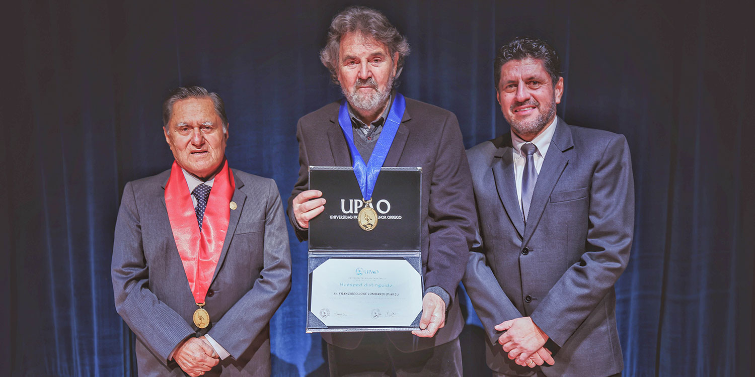 UPAO declara huésped distinguido a reconocido cineasta nacional Francisco Lombardi - Le entrega el título honorífico en la inauguración del evento Cine Trujillo