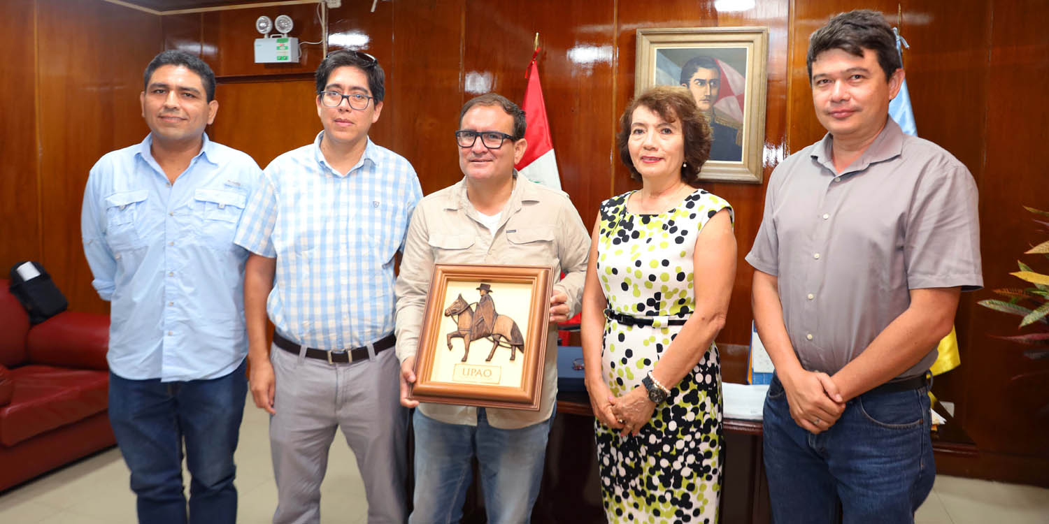 UPAO y Municipalidad Provincial de Piura fortalecen lazos institucionales - Docente y egresado orreguianos reciben saludo de la rectora por ser parte del cuerpo de regidores provinciales