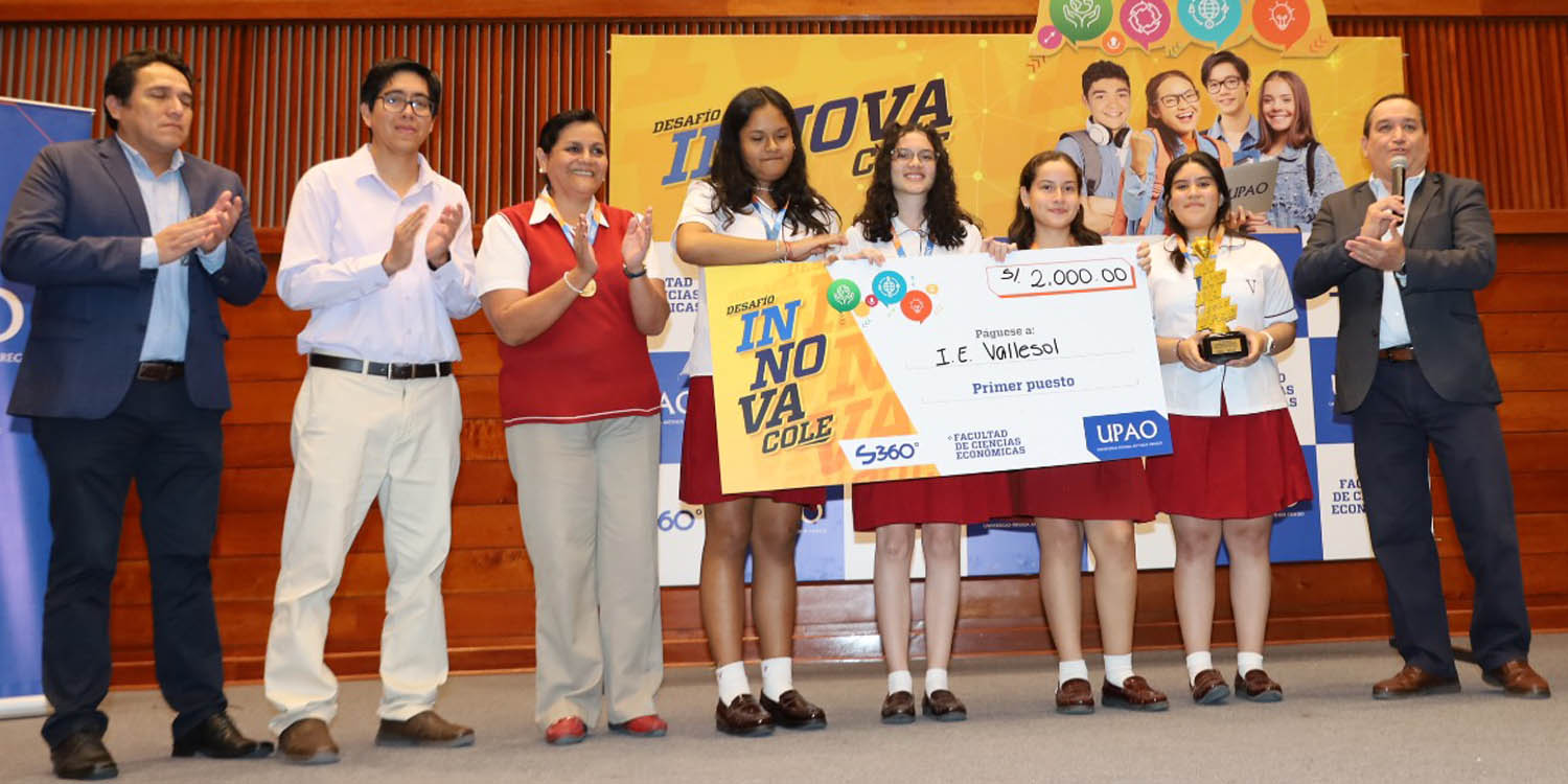 Colegio Vallesol gana el concurso Desafío Innova Cole, en Piura - El equipo ganador presentó su emprendimiento, basado en la elaboración de carbón ecológico.
