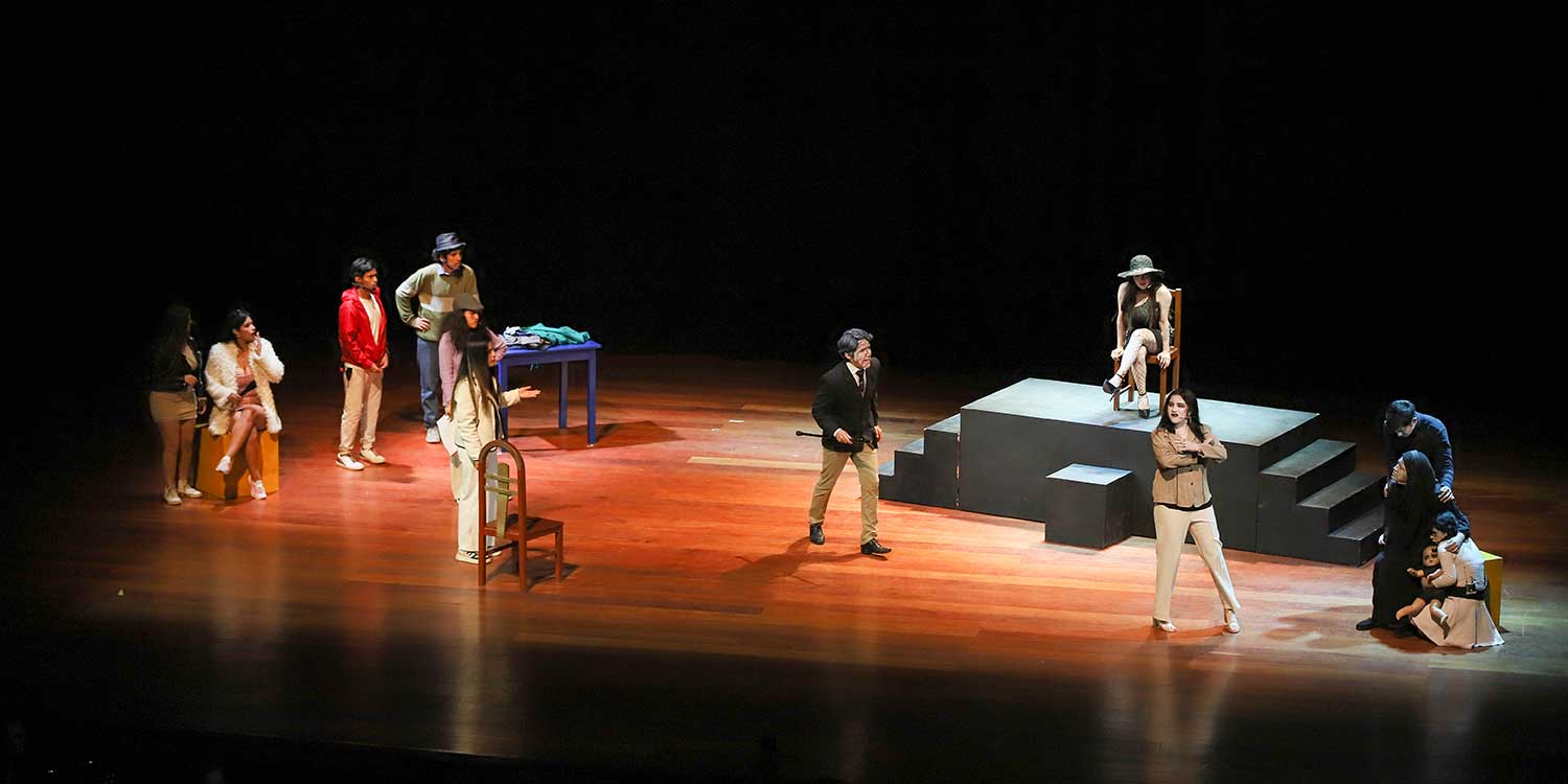 Del teatro a la vida real - El elenco de teatro orreguiano estrenó “Seis personajes en busca de un autor”, en el Teatro Víctor Raúl Lozano Ibáñez